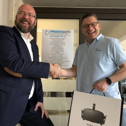 Dr. Pelzer, Radiology in Greven (right), is delighted with the 2nd prize, a...